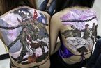 “飞夺泸定桥”画上身 人体彩绘献礼建党90周年