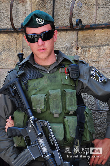 与枪械形影不离的青春笑脸 街拍以色列时尚男女兵