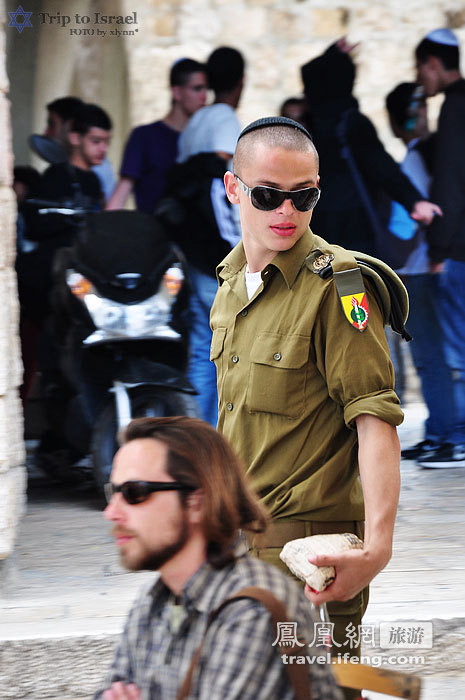 与枪械形影不离的青春笑脸 街拍以色列时尚男女兵