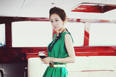 深绿色的裙装同样是宽大剪裁两袖设计，在韩版裙装中就很保险的做了内衬设计，深绿色搭配上一款金色腰带就很赞，亮丽的纯色对比很醒目。