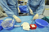 早上7时50分：医学组准备手术所需工具（来源：北京晨报）