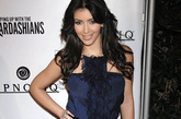 金·卡戴珊（Kim Kardashian） 

　　蓝色无袖连衣裙从脖颈处一直到裙下摆有一条独特的竖条装饰设计，最能吸引人的眼球。黑色的鱼嘴鞋边有白色的闪亮装饰勾边，让鞋子显得更加精致。 
