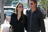安吉丽娜·朱莉（Angelina Jolie）黑色的帅气装束休闲迷人，与布拉德·彼特 (Brad Pitt) 走在街上两人就是一道风景线。