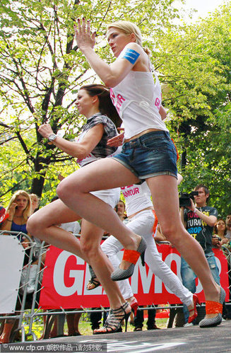 莫斯科举办女子高跟鞋赛跑活动 
