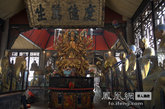 罗汉堂建于清代,由上百根石柱支撑，结构奇巧。577尊菩萨、罗汉以及历代祖师造像神态各异，意趣天成，且全身穿金，为全国罕见。（图片来源：凤凰网华人佛教  摄影：萧恩）