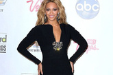 碧昂丝（Beyonce） 

　　金发美女穿上合体的黑色低胸连衣裙就像芭比娃娃一样，低胸口的设计处有造型独特的闪亮饰品做装饰，打破了黑色连衣裙的单调，灰色的高跟鞋性感迷人，红色的脚趾甲流露出细节的魅力。 
