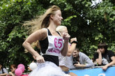 7月9日，在俄罗斯首都莫斯科市中心，一名女孩穿着高跟鞋赛跑。当日，莫斯科举行了一场别开生面的“高跟鞋赛跑”，参赛者所穿的高跟鞋鞋跟不能低于9厘米，参加50米赛程的比赛。