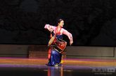 朝鲜女演员表演精彩的舞蹈。据现场工作人员介绍，她们表现淳朴，自己带了拖布打扫剧场地板，就为了不弄脏表演服装。