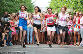 7月9日，在俄罗斯首都莫斯科市中心，一名女孩穿着高跟鞋赛跑。当日，莫斯科举行了一场别开生面的“高跟鞋赛跑”，参赛者所穿的高跟鞋鞋跟不能低于9厘米，参加50米赛程的比赛。