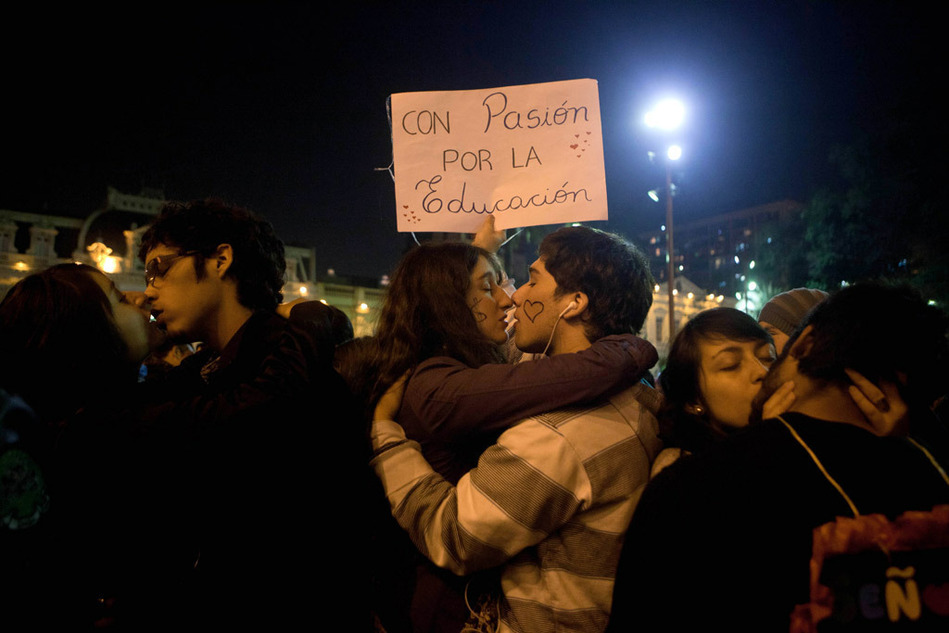 高清:智利大学生集体热吻发泄对教育政策不满