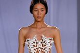 刘雯展示Iris Van Herpen2011秋冬高级定制礼服。