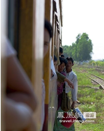 泰国旅行乘火车趣闻 车门不关随意上下