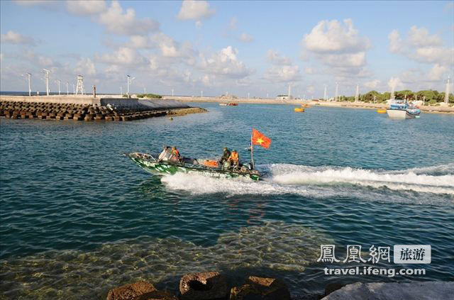 海上遥望被争议的南海群岛美丽风光