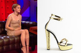 Emma Watson穿Charlotte Olympia “Persia”金色高跟鞋，虽然鞋款很简洁，但鞋跟的设计很有细节感，Emma穿上这款鞋也有女神范儿了！ 