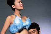 陆毅和鲍蕾堪称圈内模范夫妻，这事鲍蕾怀孕期间的裸肚写真。（图片来源：家庭医生在线）