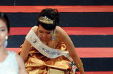 2011韩国环球小姐大赛比赛现场，佳丽不小心被礼服绊倒。
