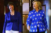 2011年7月11日，华盛顿，美国国务卿希拉里当日在国务院会晤了到访的欧盟外交和安全政策高级代表凯瑟琳·阿什顿。希拉里身着一袭蓝色的中国韵味上衣很是惹眼。