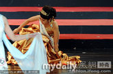 2011韩国环球小姐大赛比赛现场，佳丽不小心被礼服绊倒。