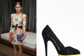 Olivia Palermo 穿Charlotte Olympia “Drucilla”黑色磨砂镂空高跟鞋，黑色腰带与黑色高跟鞋相互呼应，澄黄鞋底为整套搭配点睛。 
