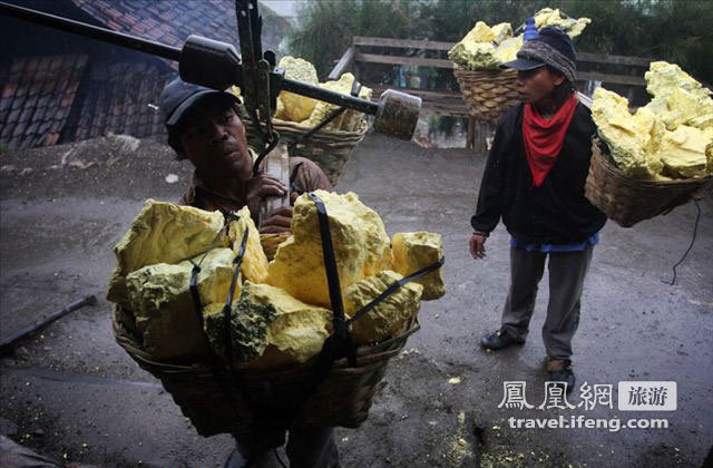 揭秘在火山口里讨生活的印尼爪哇人