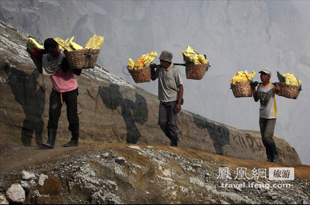 揭秘在火山口里讨生活的印尼爪哇人