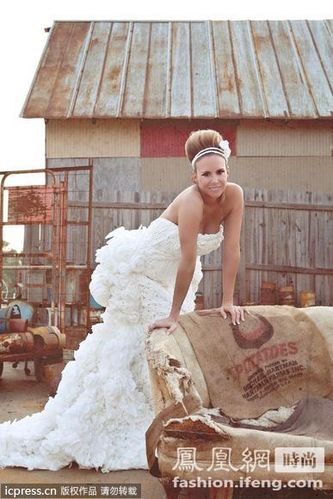 裸婚时代：卫生纸打造时尚婚纱令人拍案叫绝