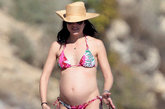 很多国外女星在怀孕后依旧活力十足，首选到海边度假放松身心。即使大肚翩翩也热衷穿上比基尼。图：女星塞尔玛·布莱尔和男友Jason Bleick。