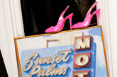 因为衣橱里黑色过多，于是Nicky在纽约的Kirna Zabête百货店入手了这双Giambattista Valli艳粉色高跟鞋来点缀衣橱。 