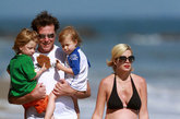 美国著名女星托瑞-斯培林携家人租了间海景房在加州的海滩度假。怀着第三胎Tori身着黑色比基尼性感撩人，披着沙滩巾晒太阳吃东西，凸肚尽显。