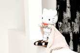 Nicky最爱的Hello Kitty穿着Marc Jacobs老鼠鞋，身披Roberto Cavalli披肩，俨然一副时髦Kitty模样。 

