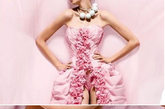 粉红色礼服裙，沿袭了内衣外穿之路。粉嫩内裤透出性感诱惑。礼服裙以褶皱设计为主，用卫生纸做出的花边效果，更添这件礼服的美感，绝对的粉红美郎。

