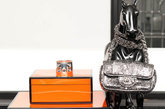 Hermes纯银Collier de Chien手镯及Chanel亮片手袋，手镯是Hermes目前大热的款式，当然价格不菲，售价2825美金。 