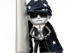 以Karl Lagerfeld为原型的Tokidoki玩偶与限量版Chanel项链一起装饰在台灯上。 
