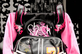 2004年Nicky Hilton开始经营她的” Chick by Nicky Hilton”品牌，所设计的产品主要面向青少年，是个很年轻充满少女风的品牌，图中粉色的运动外套就是来自” Chick by Nicky Hilton”，有数字7的手袋是Nicky与Samantha Thavasa的合作产物，也是该品牌最畅销的款式之一，Nicky对此很引以为豪。涂鸦高跟鞋来自Louis Vuitton。 