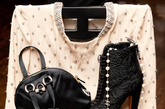 再没有谁比Azzedine Alaia更能设计出如此性感（也是如此昂贵）的高跟鞋了！粉色缀水晶上衣来自Chloe，黑色手袋来自Yves Saint Laurent，黑色高跟鞋来自Azzedine Ala?a，项链来自Chanel。 