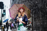  Burberry Blue Label 2011夏季女装LookBook打上了“下雨专属”的标签，整个系列将在狂风暴雨中疾行也变成一件惬意型事。继先前Burberry为下雪而设的Showers Collection之后，以天气为主题的系列让我们感受到服装和自然的融合，功能和美观的嫁接。
