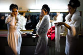 图片拍摄于2009年10月16日，在乌兰巴托的戈壁羊绒时装表演后，模特们在后台候场。
(图片来源：新华网)