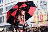 条文的紧身大长裙配上薄薄的防雨外套拿上一款黑红色格纹的大雨伞如此模样走上街头十分拉风。
