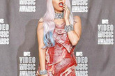 怪异非难事，但怪到巅峰却获颁时尚大奖，Lady Gaga堪称本世纪第1人。今年6月，被誉为时尚奥斯卡的CFDA大奖将“时尚之星”奖项颁给嘎嘎，因为她不仅把时尚界当红设计师作品轮流穿上身，最终都能把各式轮廓变成自己专有的时尚语言。衣不惊人死不休的女神卡卡，穿戴的设计师品牌包括Alexander McQueen、Thierry Mugler、Yves Saint Laurent、Versace、Armani、Jean Paul Gaultier、Martin Margiela等。重点是嘎嘎总能破除设计师的属性风格，让服装线条发挥到最夺目效果。 