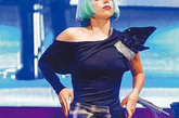 怪异非难事，但怪到巅峰却获颁时尚大奖，Lady Gaga堪称本世纪第1人。今年6月，被誉为时尚奥斯卡的CFDA大奖将“时尚之星”奖项颁给嘎嘎，因为她不仅把时尚界当红设计师作品轮流穿上身，最终都能把各式轮廓变成自己专有的时尚语言。衣不惊人死不休的女神卡卡，穿戴的设计师品牌包括Alexander McQueen、Thierry Mugler、Yves Saint Laurent、Versace、Armani、Jean Paul Gaultier、Martin Margiela等。重点是嘎嘎总能破除设计师的属性风格，让服装线条发挥到最夺目效果。 