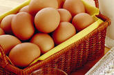鸡蛋食用注意事项 

蛋必须煮熟吃，不要生吃，打蛋时也须提防沾染到蛋壳上的杂菌。婴幼儿、老人、病人吃鸡蛋应以煮、卧、蒸、甩为好。另外，毛蛋、臭蛋不能吃。冠心病的人吃鸡蛋不宜过多，以每日不超过1个为宜，对已有高胆固醇血症者，尤其是重度患者，应尽量少吃或不吃，或可采取吃蛋白而不吃蛋黄的方式，因为蛋黄中胆固醇含量比蛋白高3倍，可达1400毫克每百克。