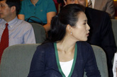 7月13日，“韩红爱心西藏家乡公益行”活动在北京举行新闻发布会。姚明、章子怡、张海迪等一众大牌人物出席支持。章子怡一身深蓝色开衫搭配白裙素雅亮相，但最醒目的还是手上挎的Chanel包包。