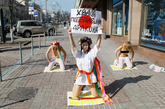 这张图片与以往不同的是，她们此次行动不再抗议，只为声援日本灾民。照片中Femen的成员身着和服跪在基辅街头声援日本大地震的灾民，她们手持武士刀和日本国旗，声称对日本人在灾难面前表现出的凝聚力和自我控制力表示敬意。 