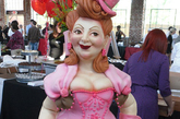 卡伦•波尔塔莱奥甜点团队设计的蛋糕，真人大小的贵妇人。