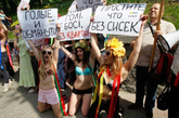 乌克兰著名的妇女抗议团体“FEMEN”5月18日率领没有获得住房补偿的工人一起脱掉上衣向乌克兰政府表达抗议。这些工人八年来为了获得当初政府承诺的住房不断的于政府交涉无果，于是这次在FEMEN众美女的号召下一起采取行动，要求乌克兰政府立刻解决工人们的合理要求。