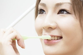 3、“洗完牙后，牙齿会疼痛。” 

一般情况下会有两种疼痛：一种是洗牙过程中的酸痛。牙石常聚集于牙龈缘、牙颈部，而牙颈部比较薄弱，离牙神经距离近，所以在洗牙时会感到酸痛。另外一种就是洗完牙一段时间内有些人会感到冷热刺激敏感。牙石去除前阻挡了外界的刺激，去除后这些敏感因素通过牙齿结构上的一些通道直接刺激牙神经，就会出现敏感症状，但这种症状是暂时的，几天或一两周后就会逐渐消失。
