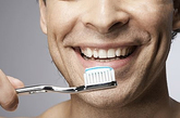 4、“洗牙会损伤牙齿。” 

超声洗牙机头本身对牙齿没有切削功能，正确规范操作是不会损伤牙齿的。但如果操作不当，比如加压或在牙齿一个部位停留时间过长，就会出现轻微划痕。洗牙之后一般都要进行抛光，可以弥补一些细微的粗糙面，否则很容易色素沉着或沉积牙石。 