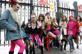 “FEMEN”成员打扮成妓女模样，嘲讽政府领导人就像妓女一样，为了拉票，开出各种空头支票。