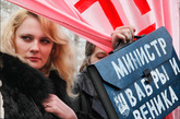 “FEMEN”的成员聚集在基辅市内阁会议的会场外，举行示威，反对乌克兰政府男性化的现状。示威者手拿公文包，上面写着“拖把和扫帚议员”、“尿布议员”、“脏袜子议员”和“床上议员”等字样。