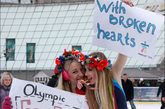 “FEMEN”成员嘲讽乌克兰的运动员，并呼吁乌克兰政府应该投入更多的资金用于发展体育事业。